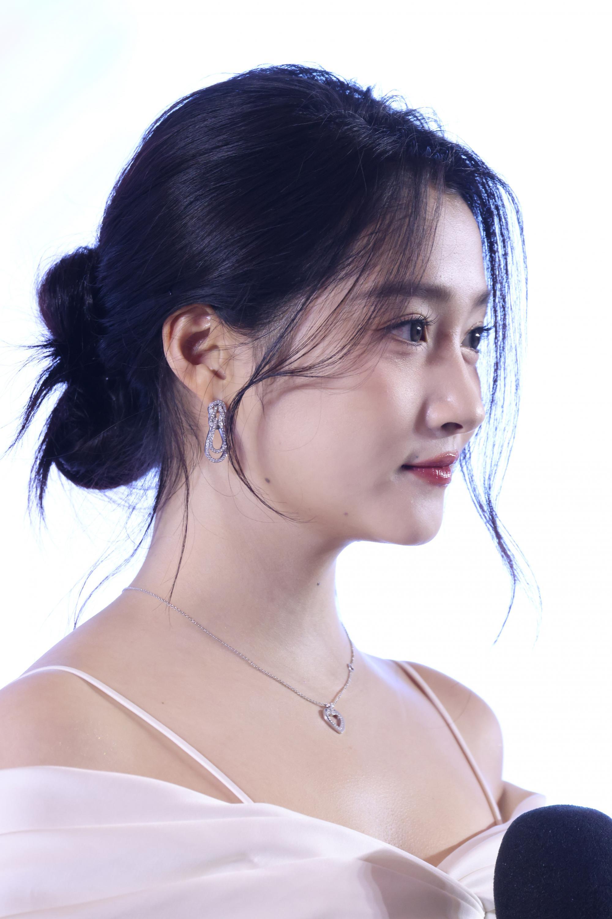 关晓彤右侧边半脸漏香肩现场生图照[4]